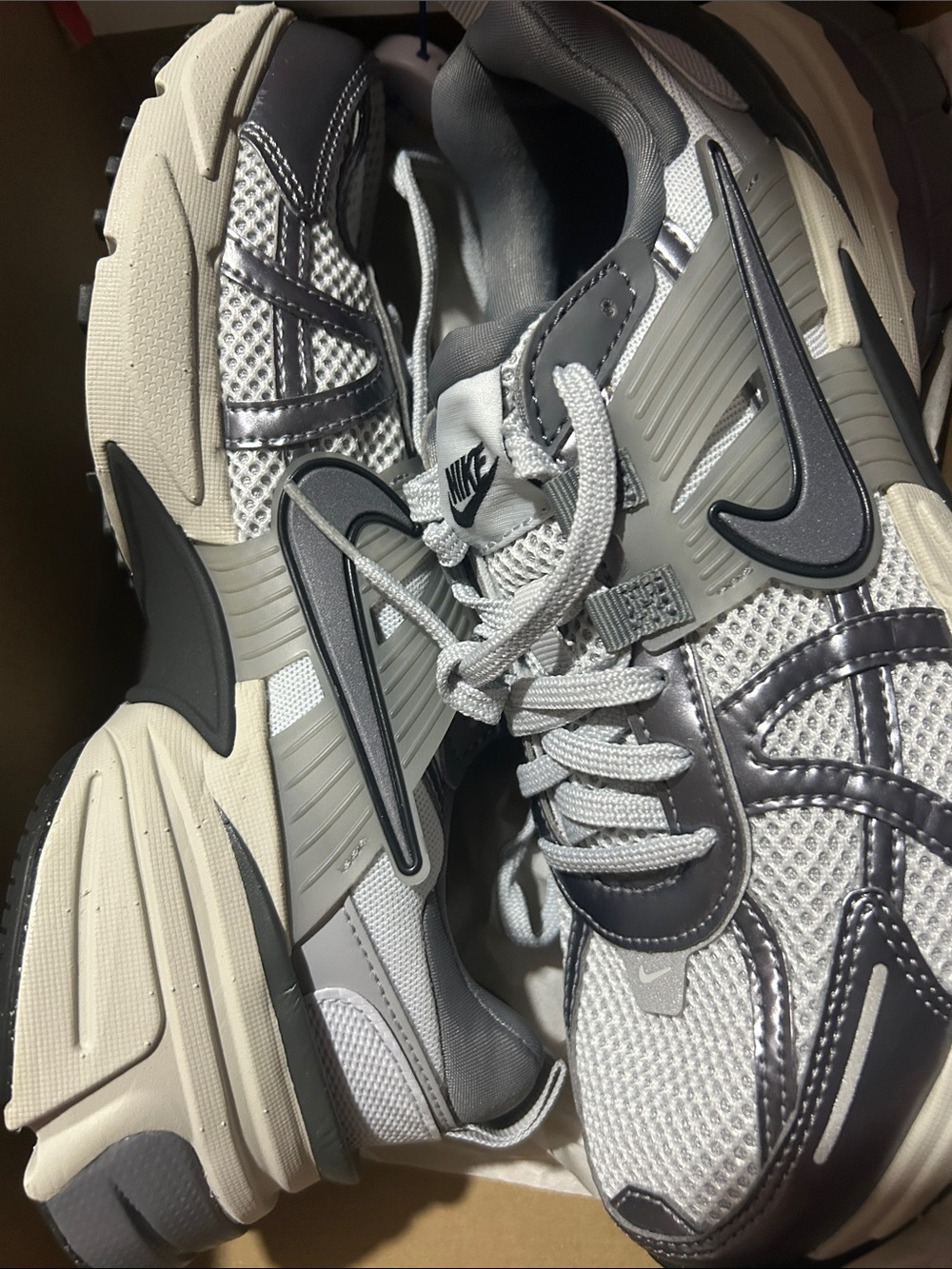 Nike Women’s Wolf Grey Pure Platinum Runner Sneakers Shoes 7.5